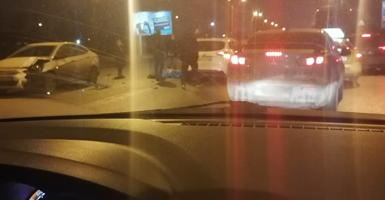 На Краснопутиловской подрались два водителя, одного сбила встречная машина