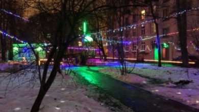 Петербуржец Андрей Михайлов украсил двор на улице Рентгена разноцветными гирляндамиТак он подарил новогоднее настроение…