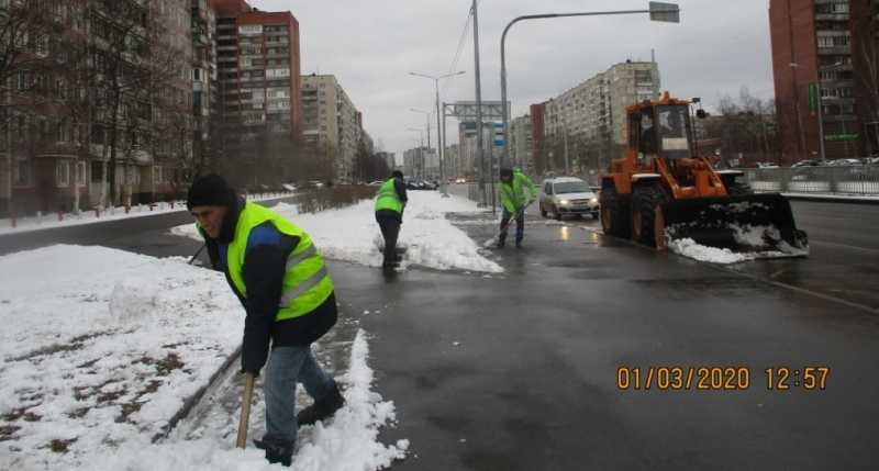 Около 900 спецмашин устраняли последствия снегопада в Петербурге