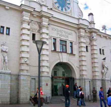 Скульптуры на фасаде Кузнечного рынка отреставрируют за 3 млн рублей