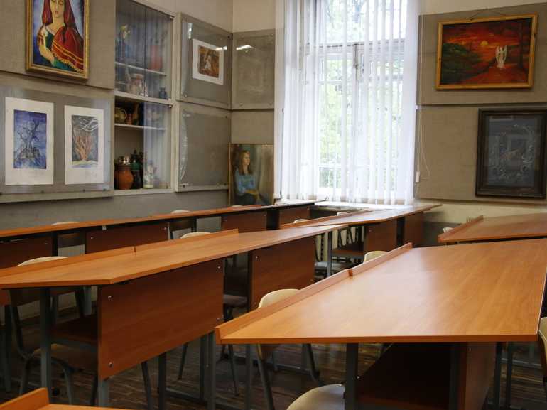 В Петербурге снизилось число школьников и учителей, болеющих COVID-19 и ОРВИ