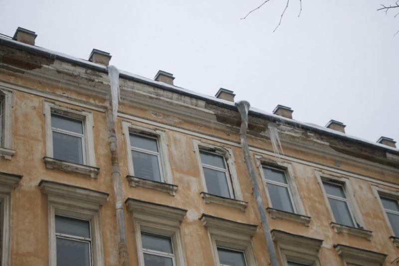 В трех районах Петербурга крыши очистили от снега и наледи