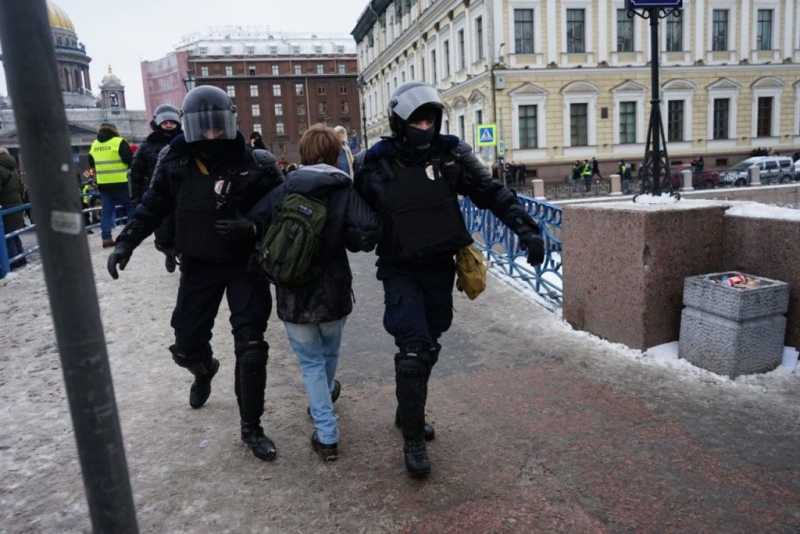 "Спешил на день рождения": петербуржца арестовали на 10 суток за участие в незаконной акции