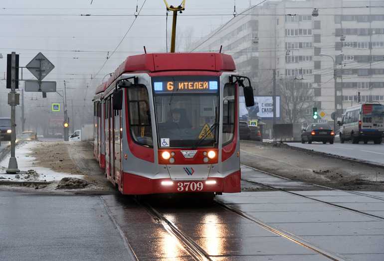 Пассажир трамвая в Петербурге решил не оплачивать проезд и ограбить кондуктора
