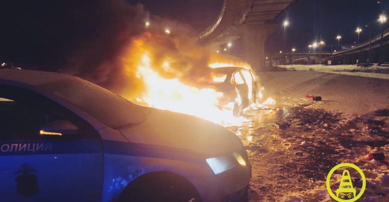 Такси с огоньком Ночью на Волхонское шоссе в в Стрельне (Новоселье) инспекторы ОБ ДПС…