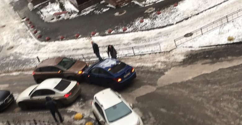 На Ленинском 82 два автомобилиста провожают старый год во дворе