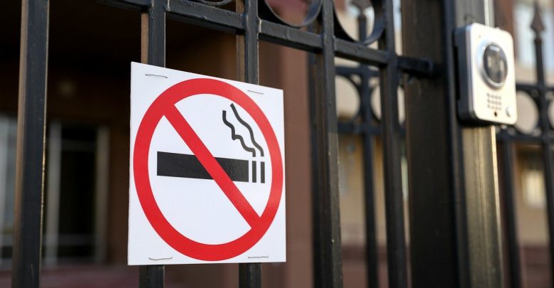 В России вступил в силу запрет на курение на территории медицинских учреждений, торговых точек…