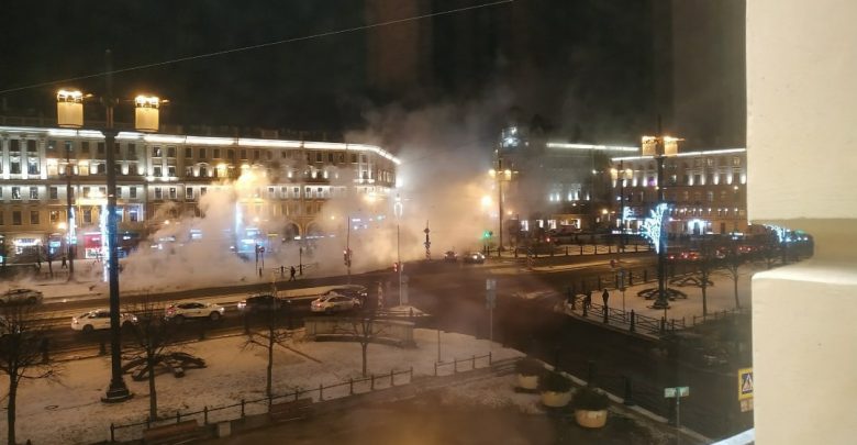 В центре Петербурга произошла очередная коммунальная авария. Из-за прорыва трубы Сенную площадь заволокло паром