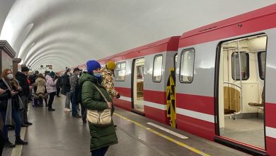 На станции метро «Площадь Ленина» высаживают людей и объявляют что движение в сторону Девяткино…