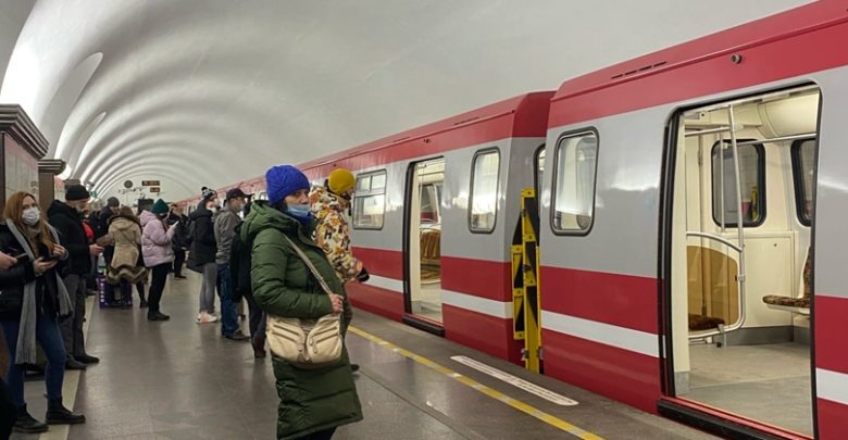 На станции метро «Площадь Ленина» высаживают людей и объявляют что движение в сторону Девяткино…