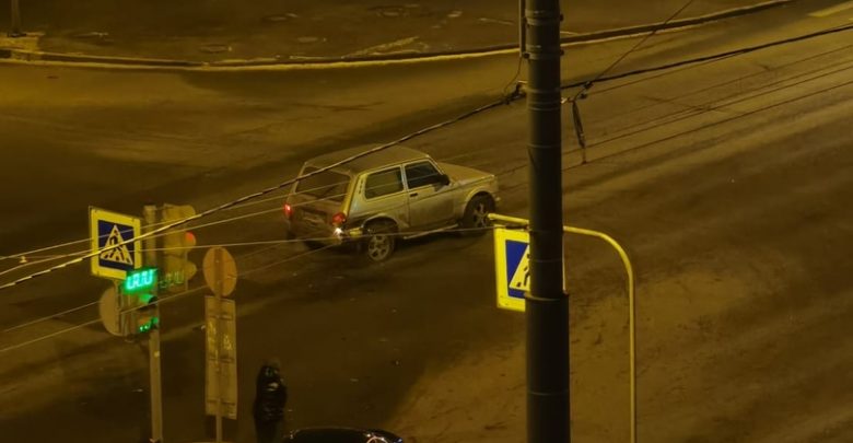 BMW и Нива столкнулись на пересечении Ленинского проспекта и улицы Котина