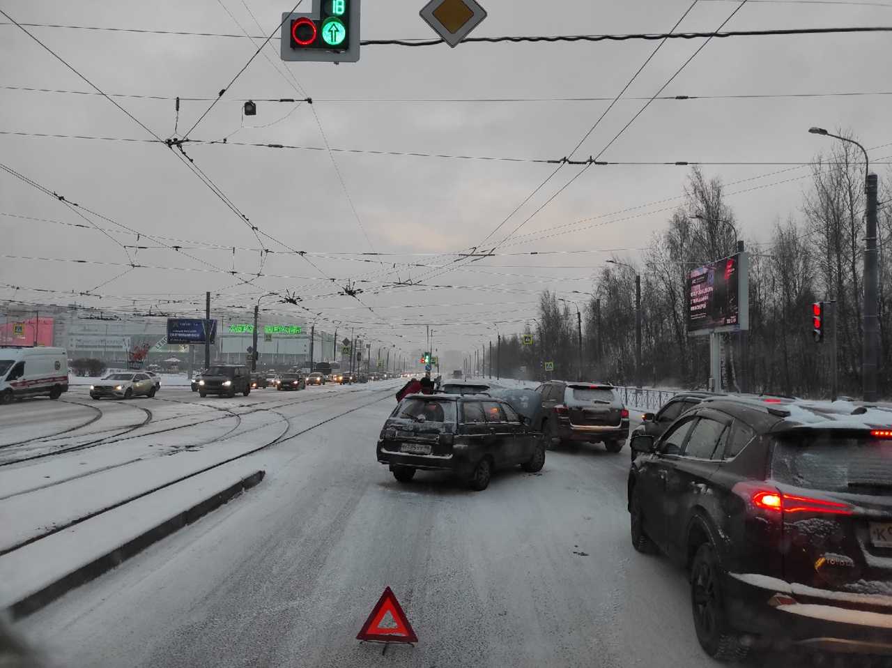 Пр перед. День жестянщика в Петербурге. Авария на Дальневосточном 13 в январе СПБ. Авария народная улица Дальневосточный ночью. Коллонтай Дальневосточный оборвало растяжку.