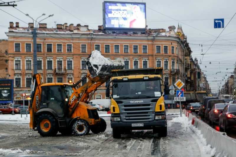 С улиц Петербурга собрали более 200 тысяч кубометров снега