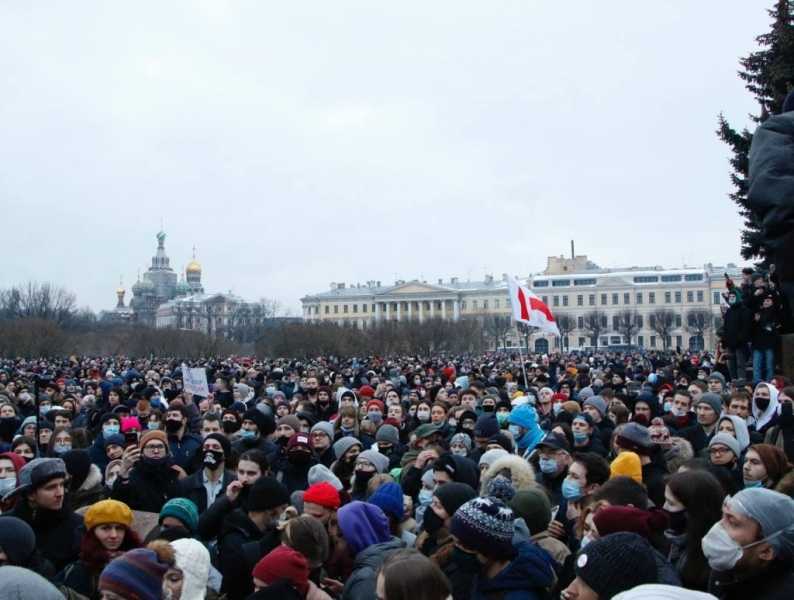 Извинения полиции, аресты и новые задержания: что известно о незаконной акции в Петербурге к понедельнику |