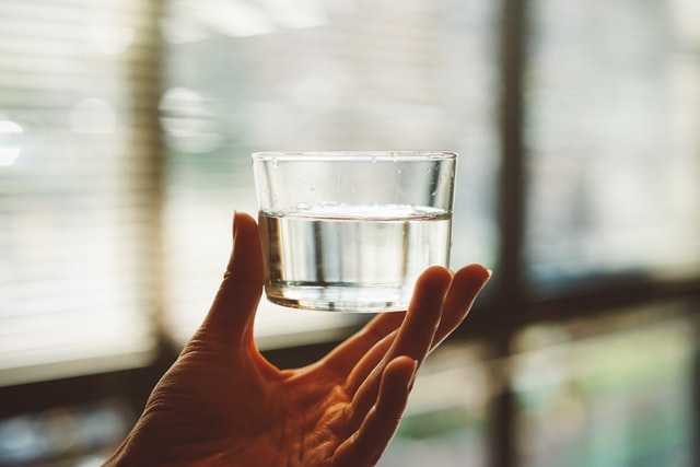 Диетологи рассказали, сколько воды нужно пить для долголетия
