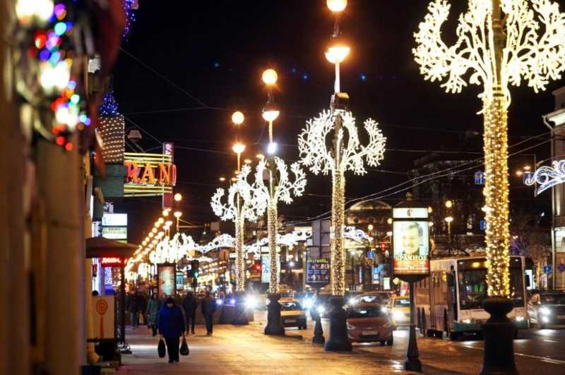 С петербургских улиц начали убирать новогодние украшения