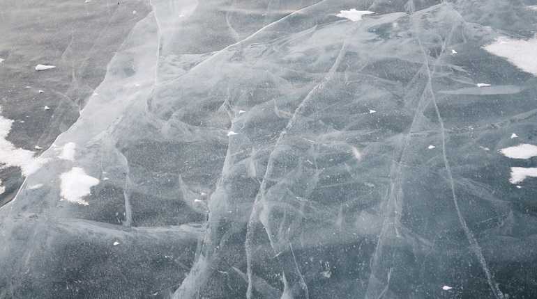 Спасатели спасли 26 рыбаков с отколовшейся льдины у берегов Сахалина