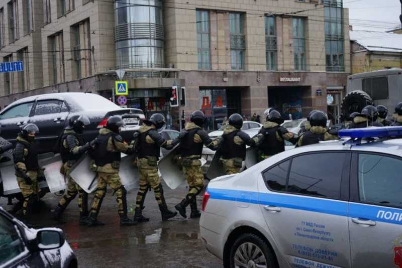 В Петербурге отправили под стражу участника протестной акции, толкнувшего полицейского