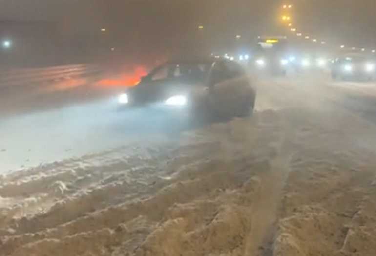 Россиянам посоветовали откапывать машины сразу после снегопадов |