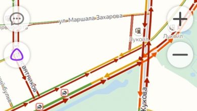 На перекрёстке М. Жукова и Ленинского проспекта не работает светофор. Пешеход пытается регулировать коллапс