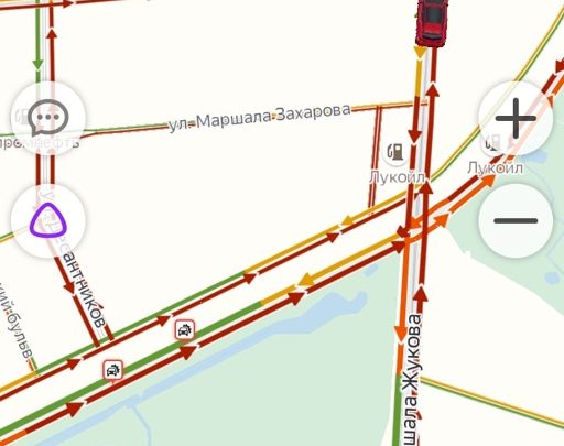 На перекрёстке М. Жукова и Ленинского проспекта не работает светофор. Пешеход пытается регулировать коллапс