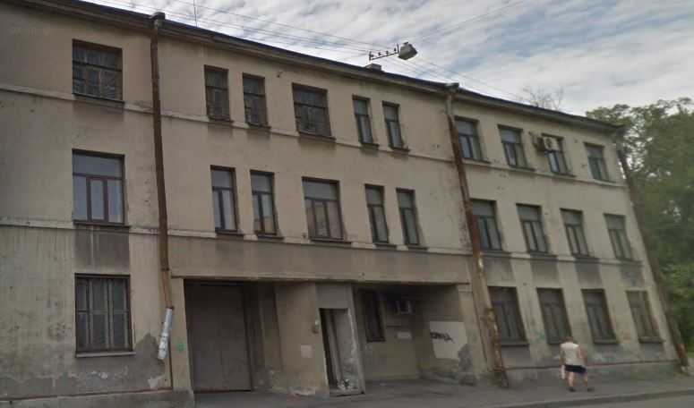 Стройка возле дома на Двинской улице в Петербурге временно приостановлена