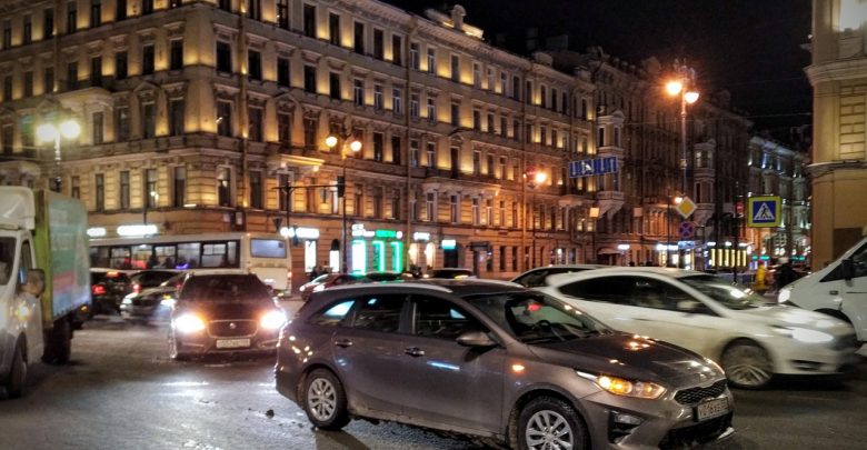 Спешащих домой автолюбителей на Невском проспекте поджидают неприятности в районе пересечений с улицей Марата…
