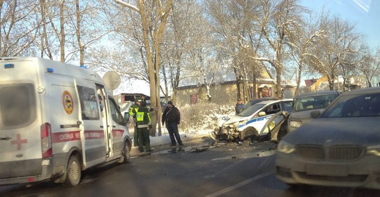 Авария на въезде в Красное Село на проспекте Ленина неподалёку от Гражданской. Столкнулись Ford…