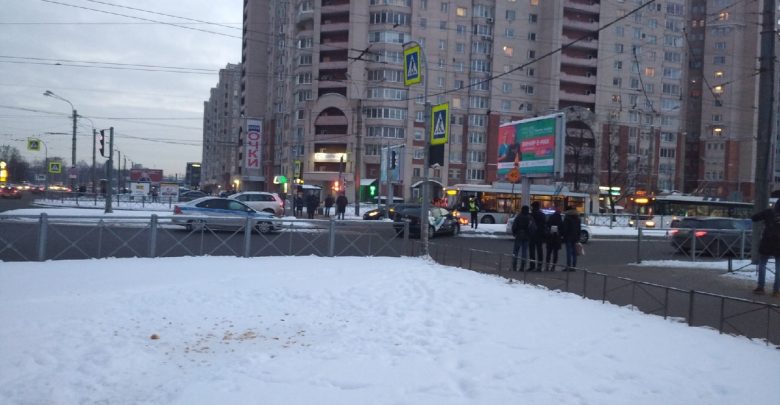 Делимобиль сломал светофор на перекрестке Коломяжского и Богатырского