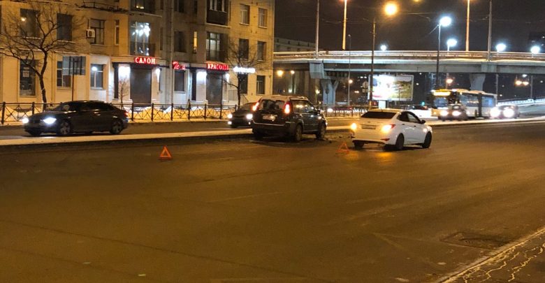 На Ивановской улице перед въездом на Володарский мост столкнулись два автомобиля