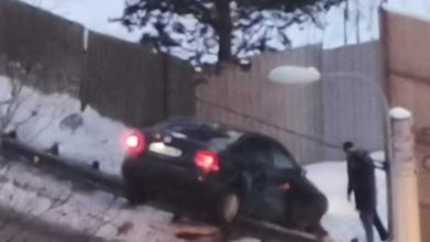 Напротив дома 89 по Рябовскому шоссе автомобиль вылетел с дороги через отбойник