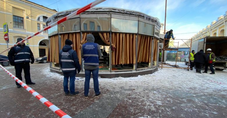 Сотрудники комитета по контролю за имуществом Петербурга начали снос павильона с шавермой на пересечении…