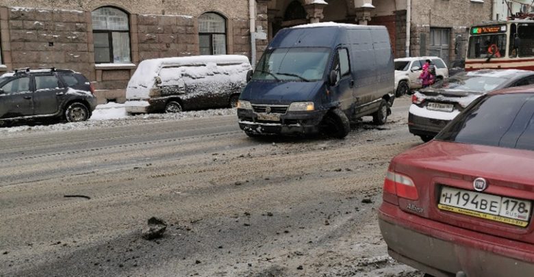 На Лесном проспекте 20 Фиат отправил Мерседес АМГ в припаркованный Соренто