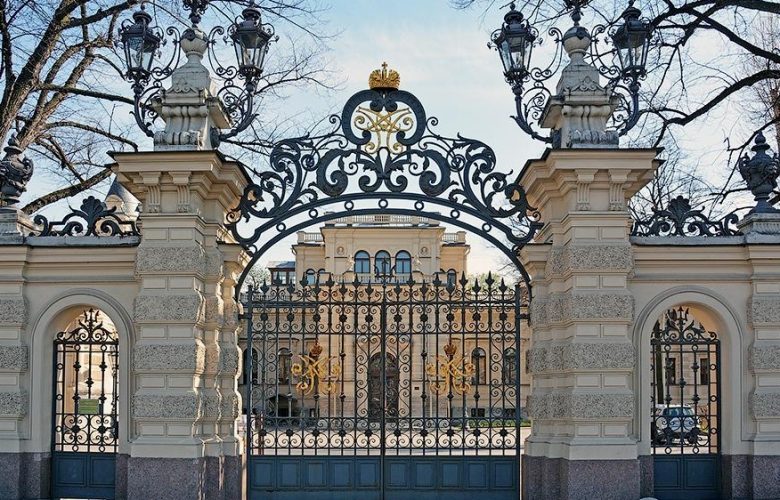 Дворцы венценосной семьи Романовых. Петербург сразу был столицей Российской империи и поэтому в нашем…