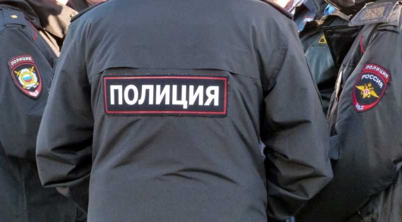 В Москве пенсионерка сбросила лжеполицейским с балкона 500 тысяч рублей