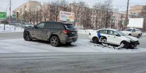 Опять каршеринг… На перекрестке Кузнецовской и Новоизмайловского столкнулся каршеринговый Фольксваген и Jeep