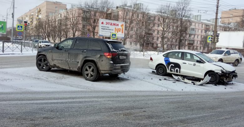 Опять каршеринг… На перекрестке Кузнецовской и Новоизмайловского столкнулся каршеринговый Фольксваген и Jeep