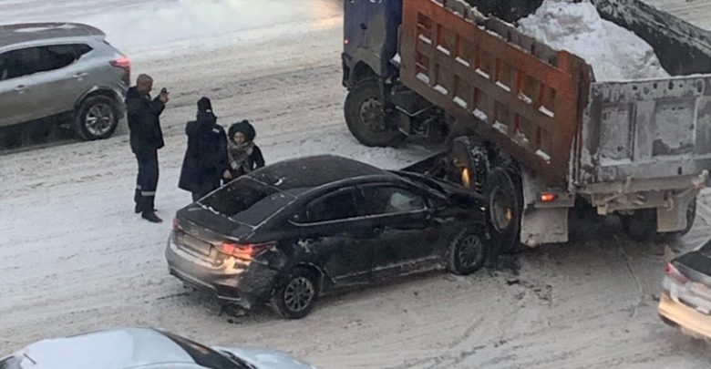 На улице Лебедева , перед Литейным мостом Солярис остановил вывоз снега из центра, протаранив…