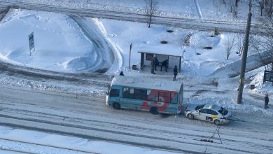 Яндекс такси догнал маршрутку на улице Коллонтай (остановка универсам)