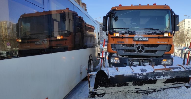 Снегоуборщик организовал небольшой перерыв для себя и водителя 143 автобуса у перекрестка Художников и…