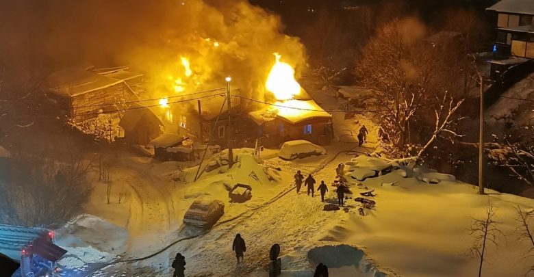 Пожар сегодня, 23 февраля в Красносельском районе Санкт-Петербурга полностью уничтожил частный деревянный дом с…