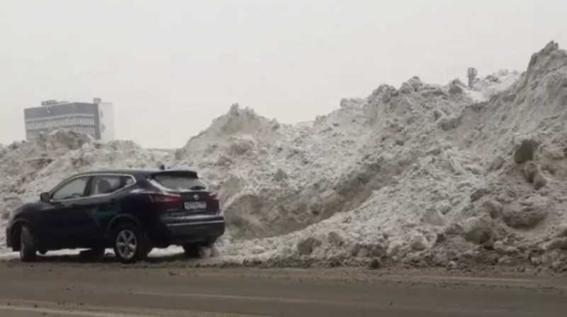 «Оттепель не поможет»: петербуржцы требуют убрать снежные горы |