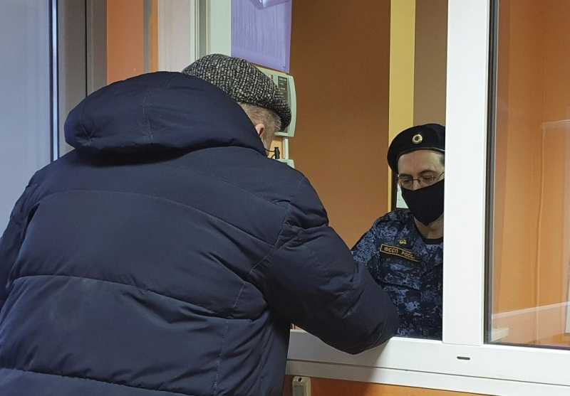 Бизнесмен выплатил петербуржцу 350 тыс. рублей за травмы из-за падения с лестницы
