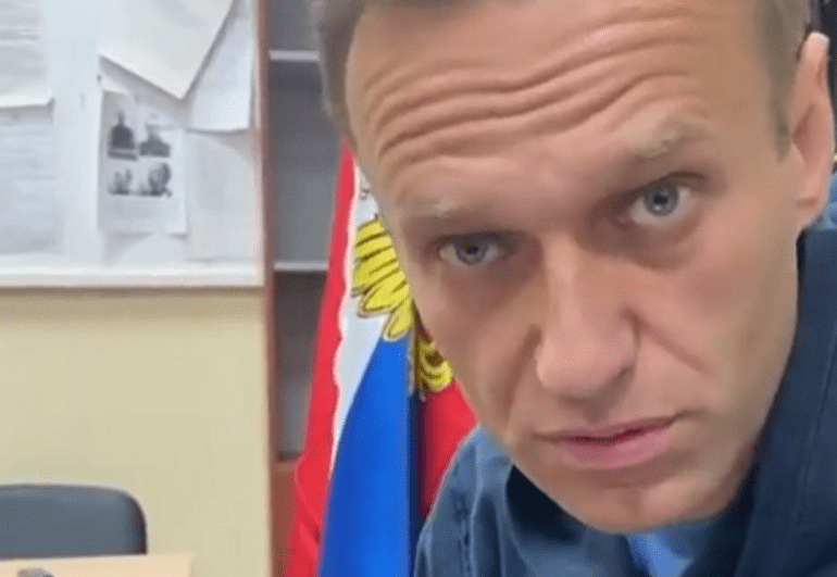 Навального доставили в Бабушкинский суд по делу о клевете на ветерана