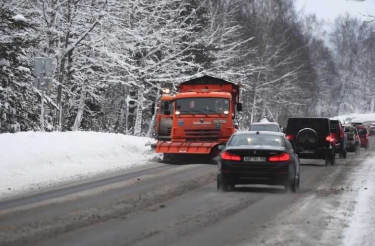 Дороги Ленобласти от снега убирают 440 единиц техники