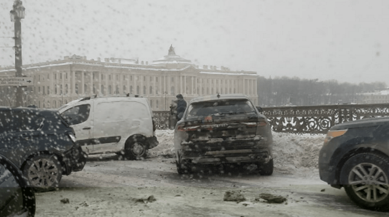 На фоне снегопада в Петербурге выросло  количество ДТП с травмированными детьми