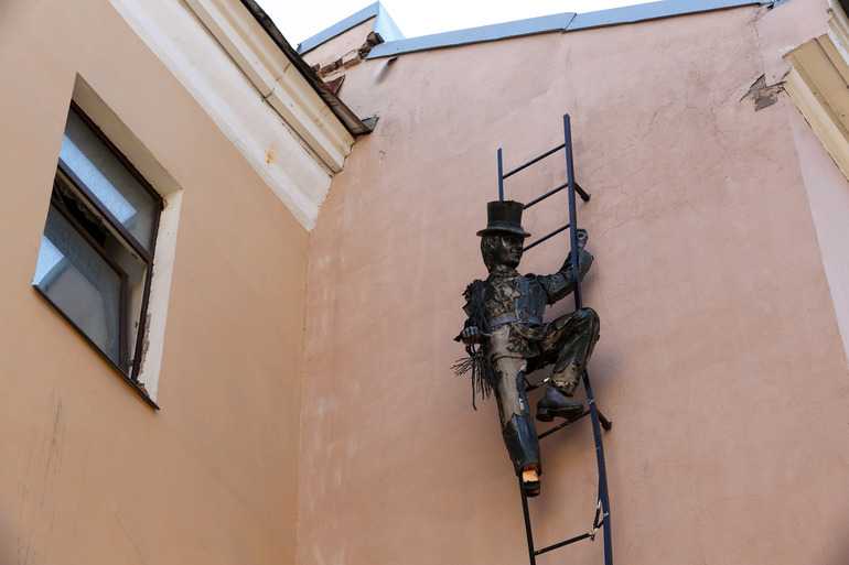 В Петербурге хотят заменить скульптуру трубочиста, оставшуюся без лица |
