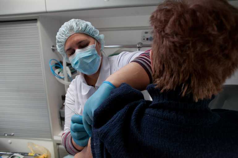 Первичную дозу от коронавируса получили более 205 тысяч петербуржцев