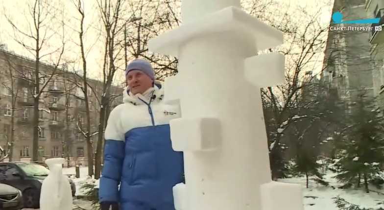 Пожилой петербуржец вылепил из снега во дворе Ростральную колонну