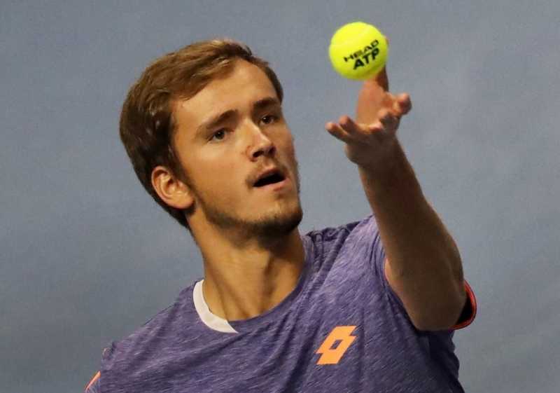 Теннисист Медведев проиграл Джоковичу и сломал ракетку |